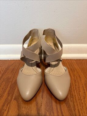 Life Stride Beige Pointed-Toe Crisscross Strap Heels, size 7